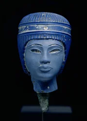 Falscher königlicher Kopf, ursprünglich für Tutanchamun gehalten (gepresstes Glas)